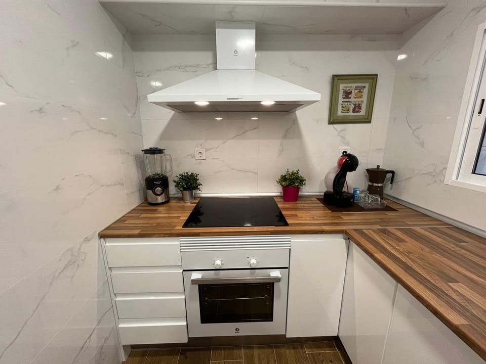 Kitchen or kitchenette, oven, kitchen