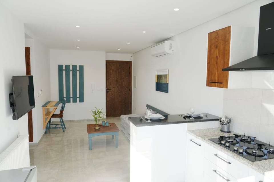 Communal lounge/ TV room, TV and multimedia, Kitchen or kitchenette, Dining area, stove