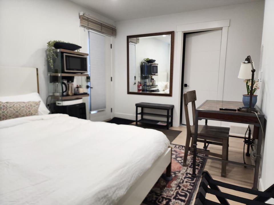 Central Downtown 1 bed entire suite Apartment in Calgary