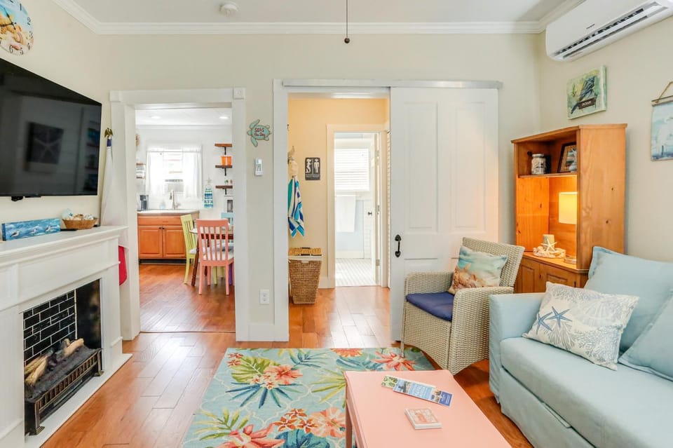 1 Mi to Beach: Colorful Cottage in Galveston! House in Galveston Island