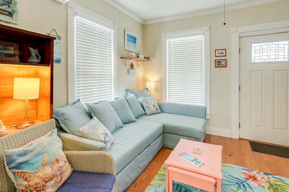 1 Mi to Beach: Colorful Cottage in Galveston! House in Galveston Island