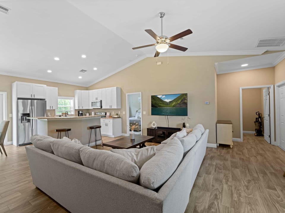 Stylish Fun & Comfy - Mins to Beaches - Backyard House in North Port
