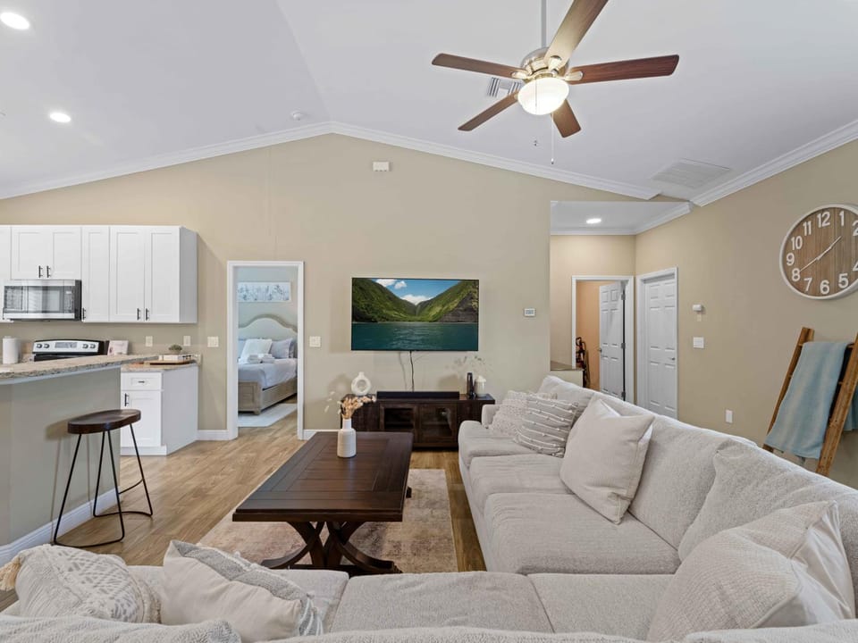 Stylish Fun & Comfy - Mins to Beaches - Backyard House in North Port