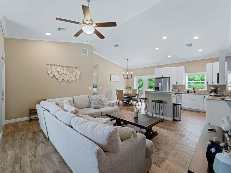 Stylish Fun & Comfy - Mins to Beaches - Backyard House in North Port