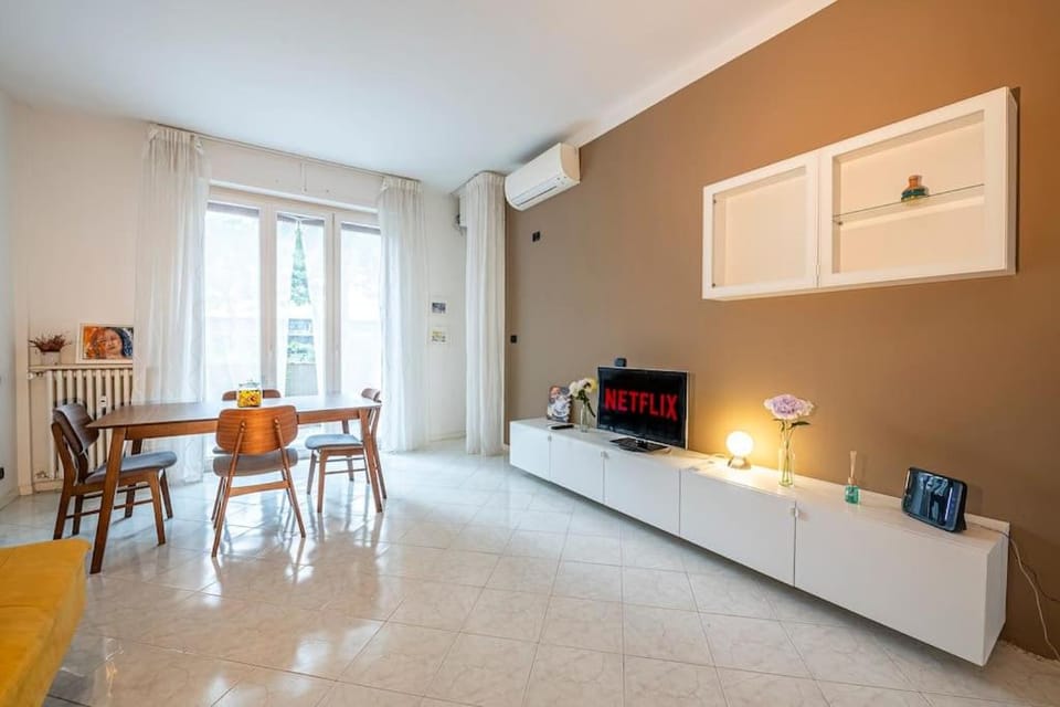 TV and multimedia, Kitchen or kitchenette, Living room, Seating area, Dining area, air conditioner