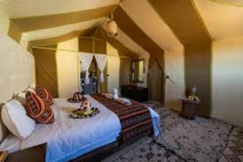 Bed, Living room, Photo of the whole room, Seating area, Bedroom, towels