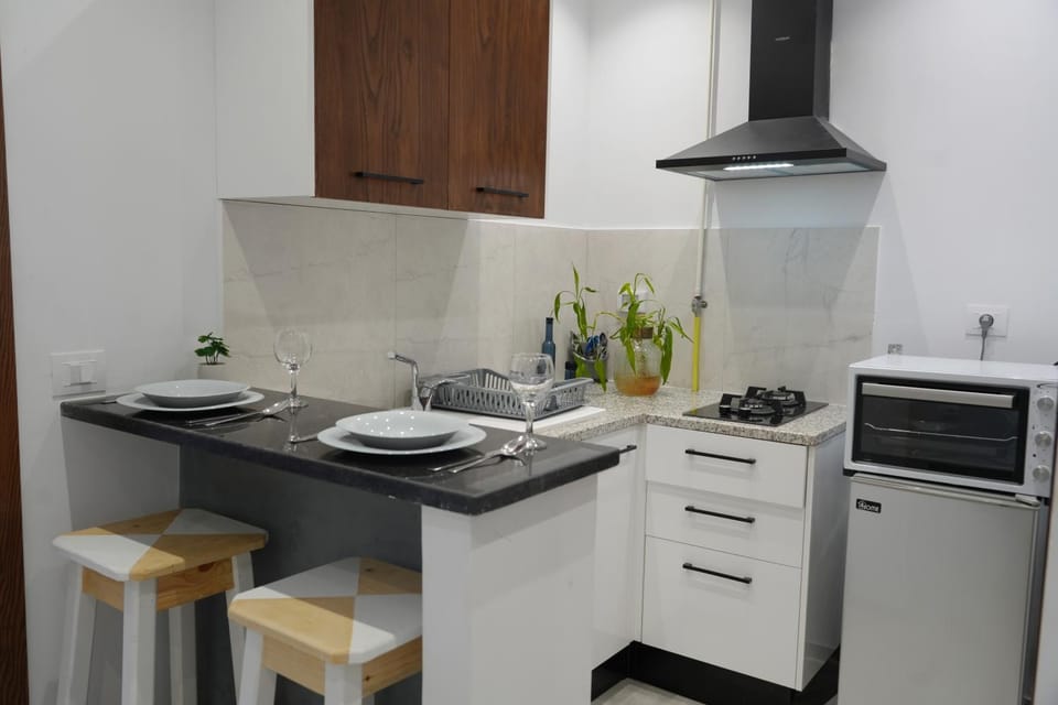 Kitchen or kitchenette, minibar, oven, stove