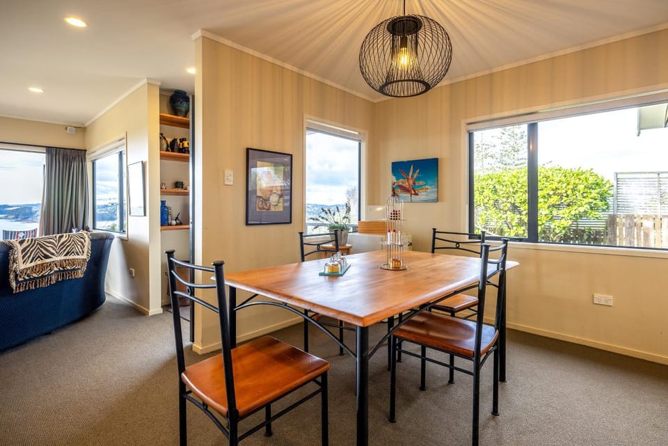 Double Bay Views, Oneroa - Be My Guest House in Auckland Region