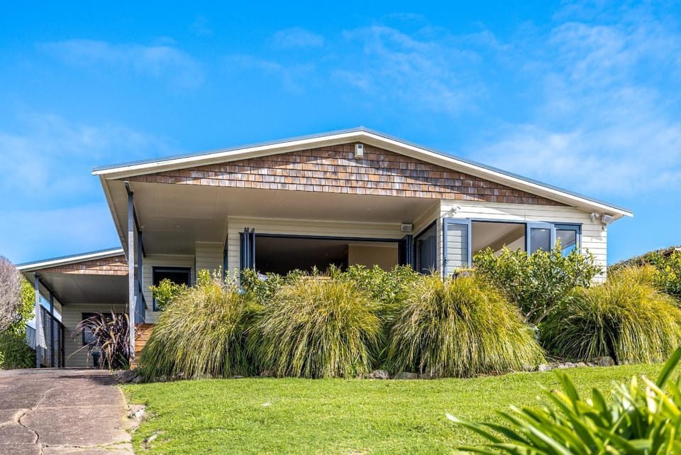 Double Bay Views, Oneroa - Be My Guest House in Auckland Region