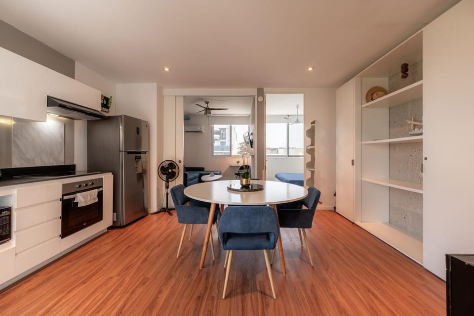 Kitchen or kitchenette, Living room, Seating area, Dining area, oven, stove