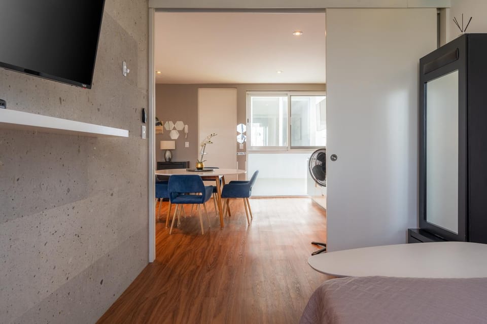 Bed, TV and multimedia, Living room, Photo of the whole room, Seating area, Dining area, Bedroom