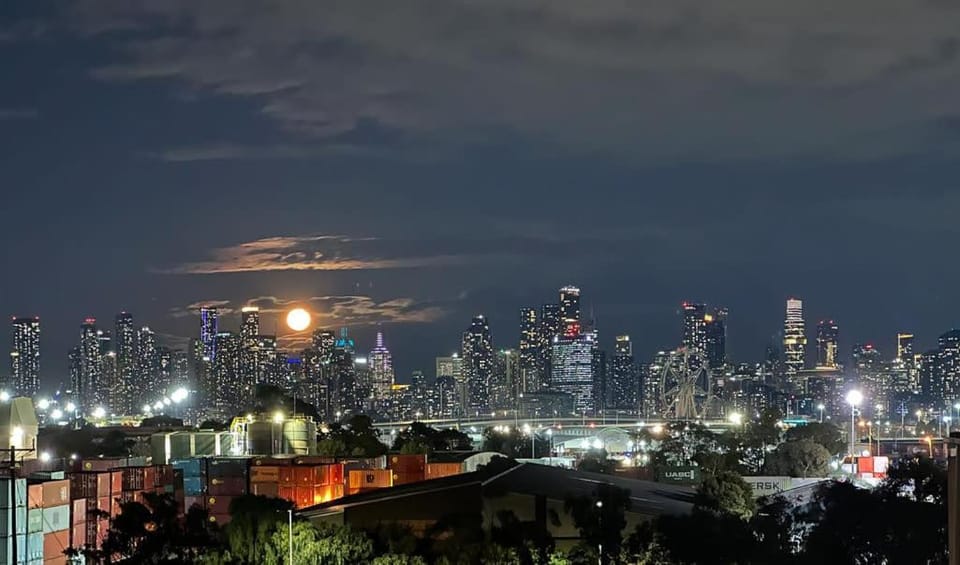 Stylish Executive Apt Stunning views-city skyline Apartment in Melbourne