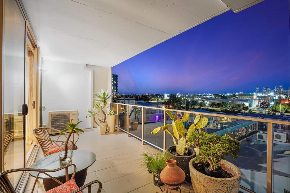 Stylish Executive Apt Stunning views-city skyline Apartment in Melbourne