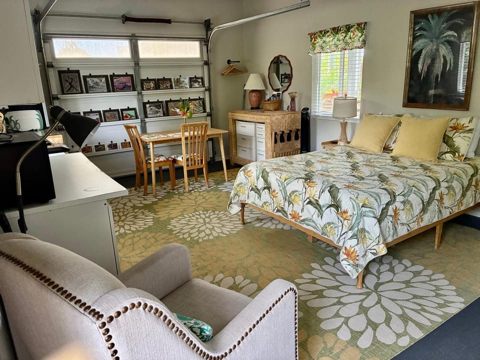 Bed, Kitchen or kitchenette, Photo of the whole room, Seating area, Dining area, Bedroom