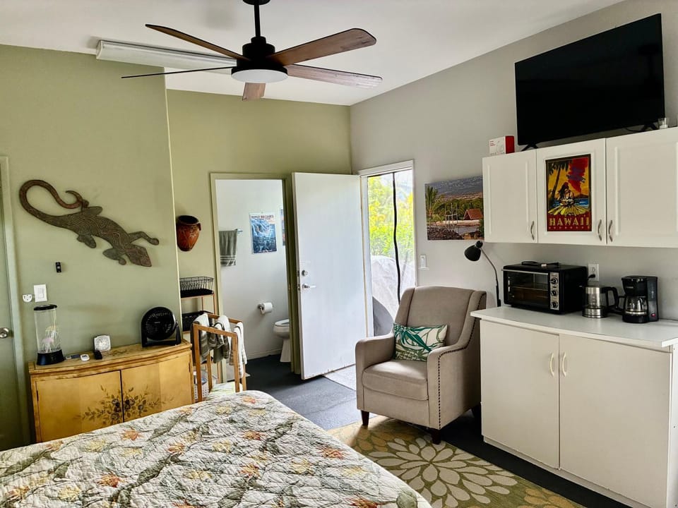 Toilet, Facade/entrance, TV and multimedia, View (from property/room)