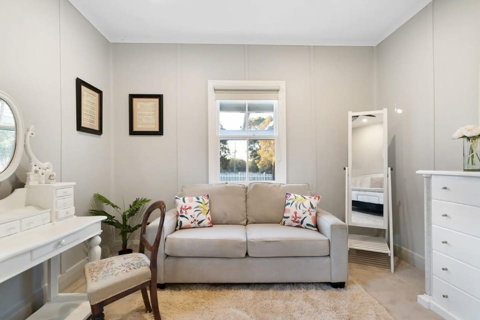 Bed, Photo of the whole room, Seating area, Bedroom, wardrobe