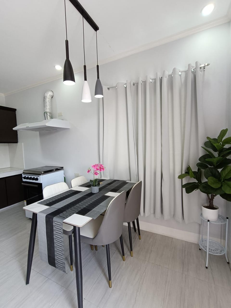 Kitchen or kitchenette, Dining area