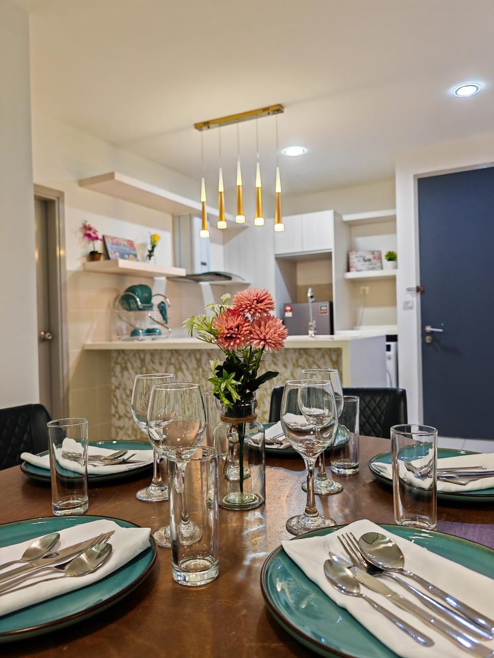 Kitchen or kitchenette, Dining area
