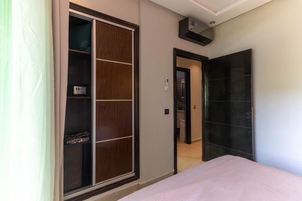 Bed, Photo of the whole room, wardrobe