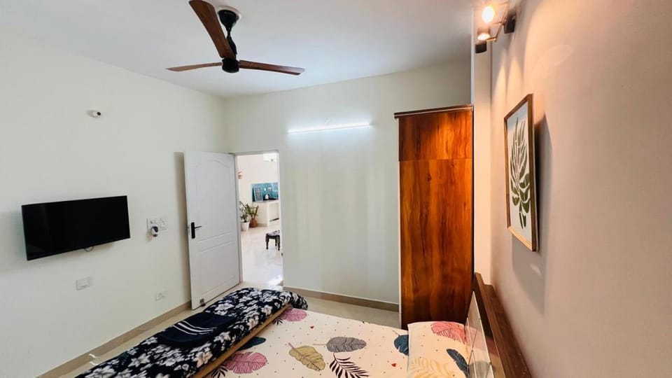 TV and multimedia, Photo of the whole room, Bedroom