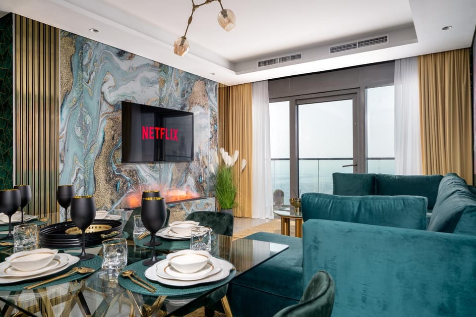 TV and multimedia, Living room, Seating area, Dining area