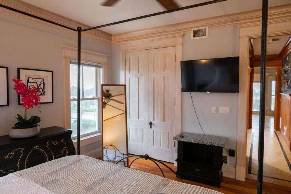 Bed, TV and multimedia, Bedroom
