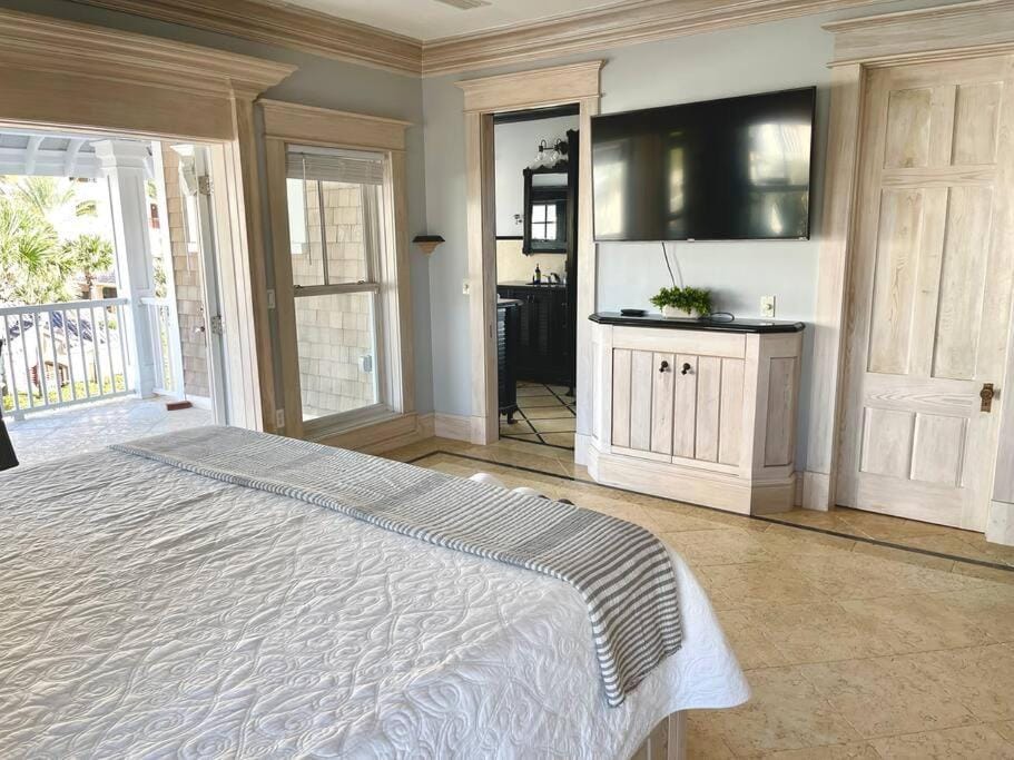 Bed, TV and multimedia, Bedroom