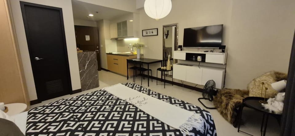 Bed, TV and multimedia, Bedroom