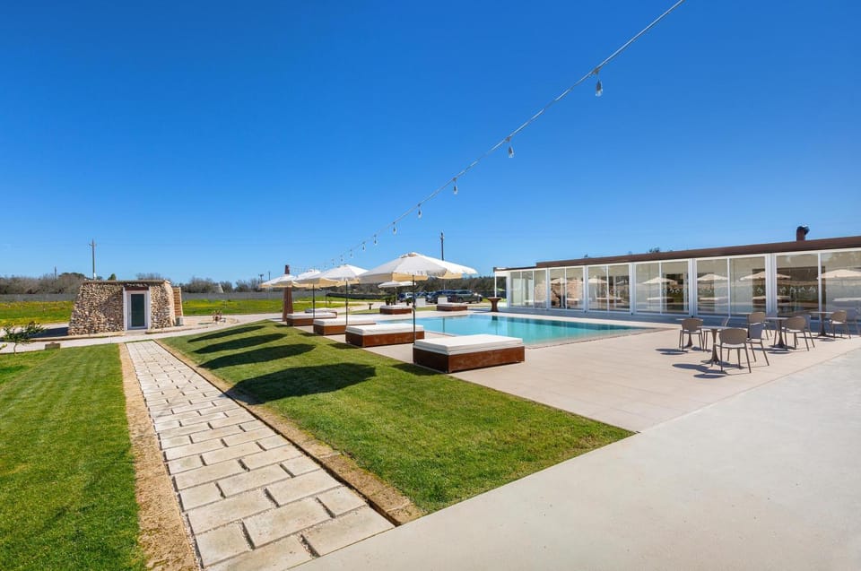 Swimming pool, sunbed