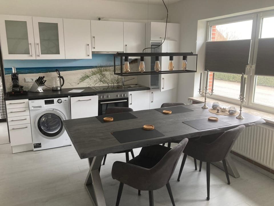Coffee/tea facilities, Kitchen or kitchenette, Dining area, dishwasher, stove, washing machine