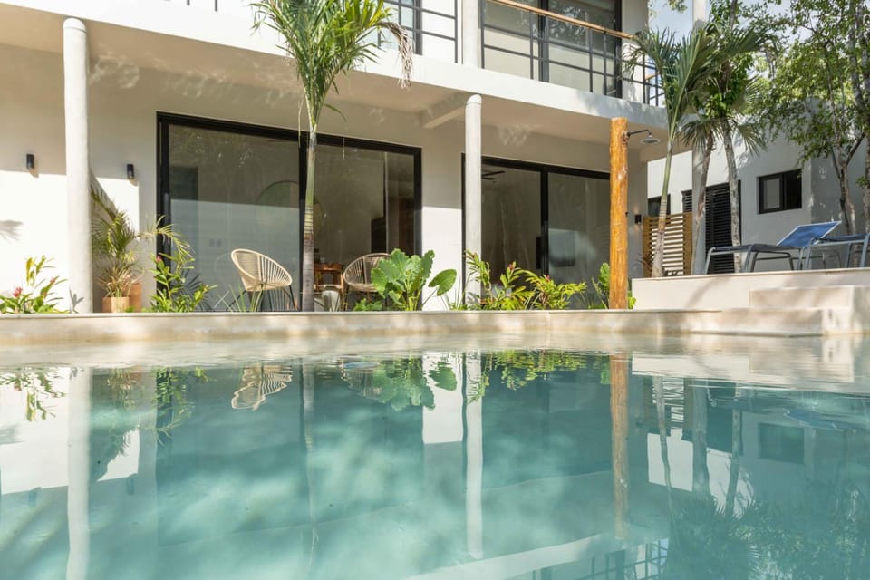 Property building, Patio, Day, Pool view, Swimming pool, sunbed