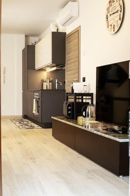 Property building, TV and multimedia, Coffee/tea facilities, Kitchen or kitchenette, dishwasher, minibar, oven, stove, toaster