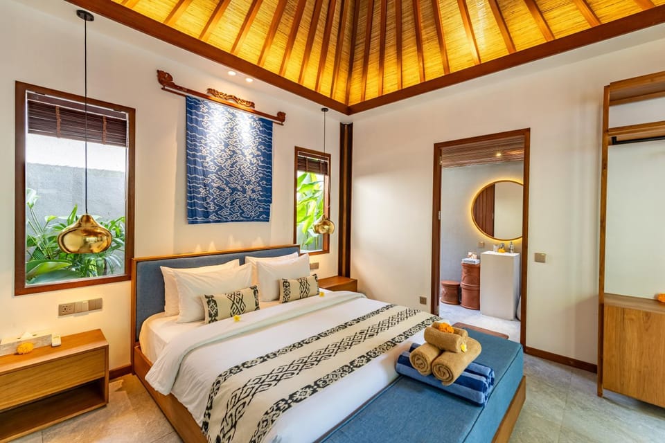 Photo of the whole room, Bedroom, towels