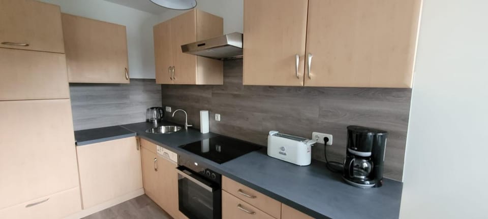 Coffee/tea facilities, Kitchen or kitchenette, dishwasher, stove, toaster