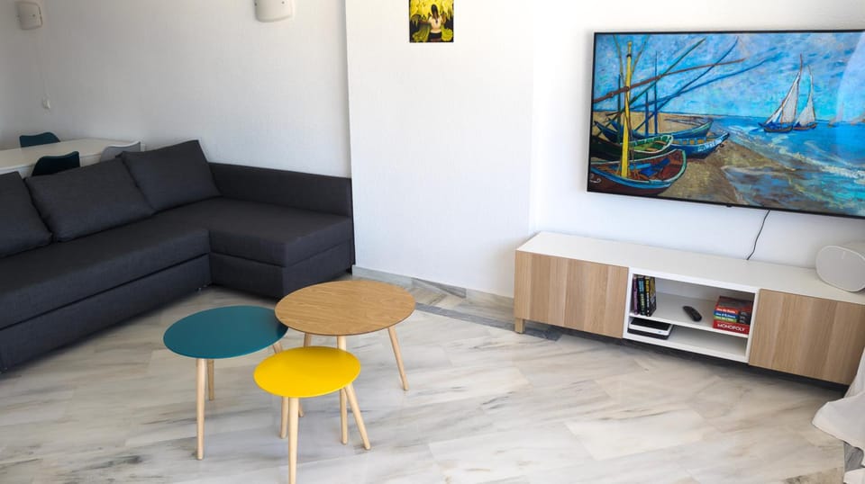 TV and multimedia, Living room, Seating area, Evening entertainment