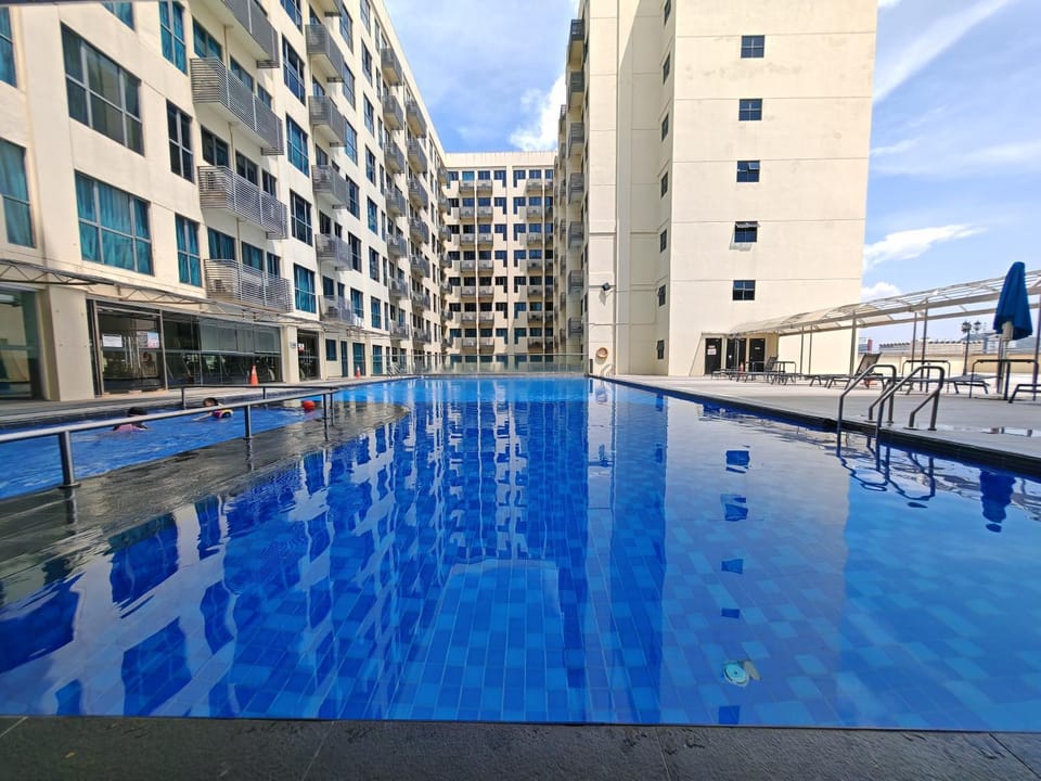 Property building, Day, Pool view, Swimming pool