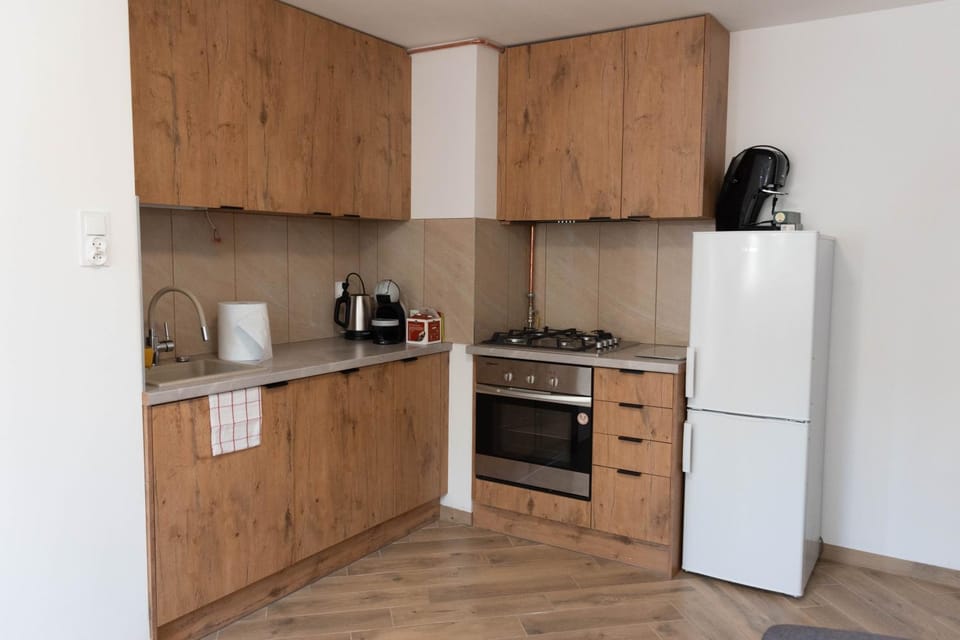Coffee/tea facilities, Kitchen or kitchenette, oven, stove