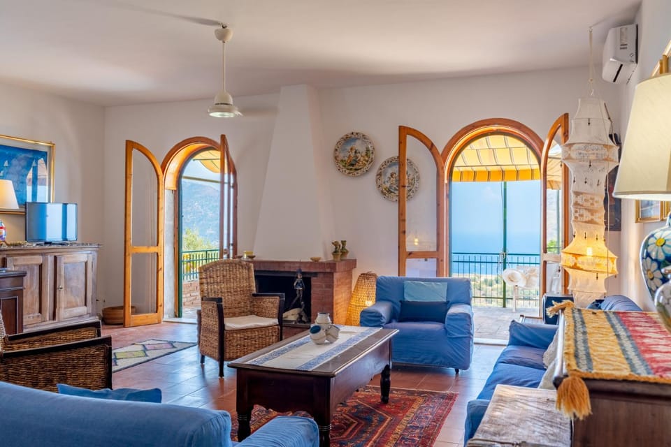 Living room, Seating area, Dining area, fireplace