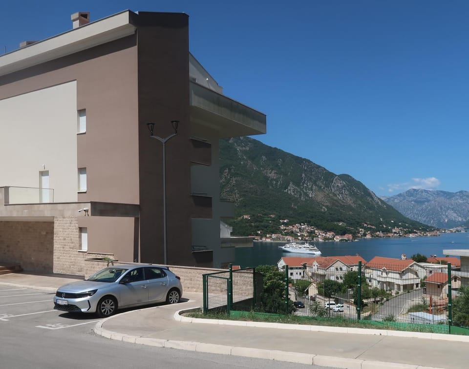 View (from property/room), Mountain view, Sea view, Location, Parking