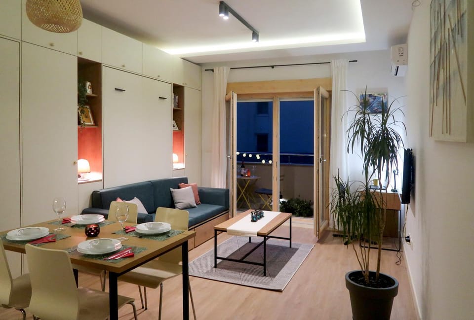 TV and multimedia, Living room, Seating area, Dining area