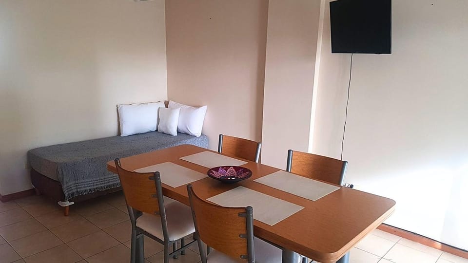 Bed, TV and multimedia, Dining area