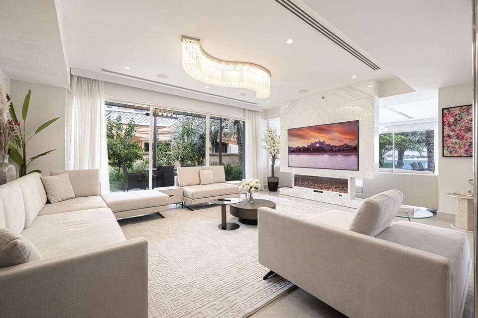 JuliusHomes - 5BR Villa with Pool in Palm Jumeirah Villa in Dubai