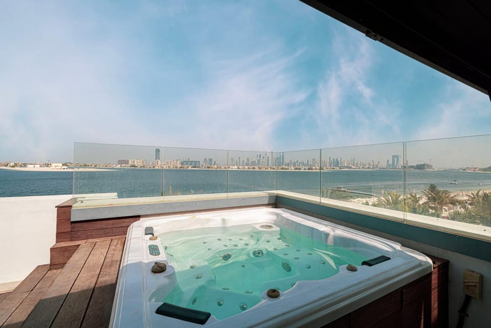 JuliusHomes - 5BR Villa with Pool in Palm Jumeirah Villa in Dubai