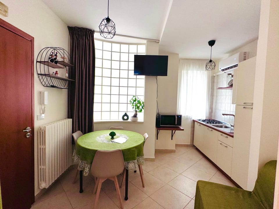 TV and multimedia, Kitchen or kitchenette, Living room, Photo of the whole room, Seating area, Dining area