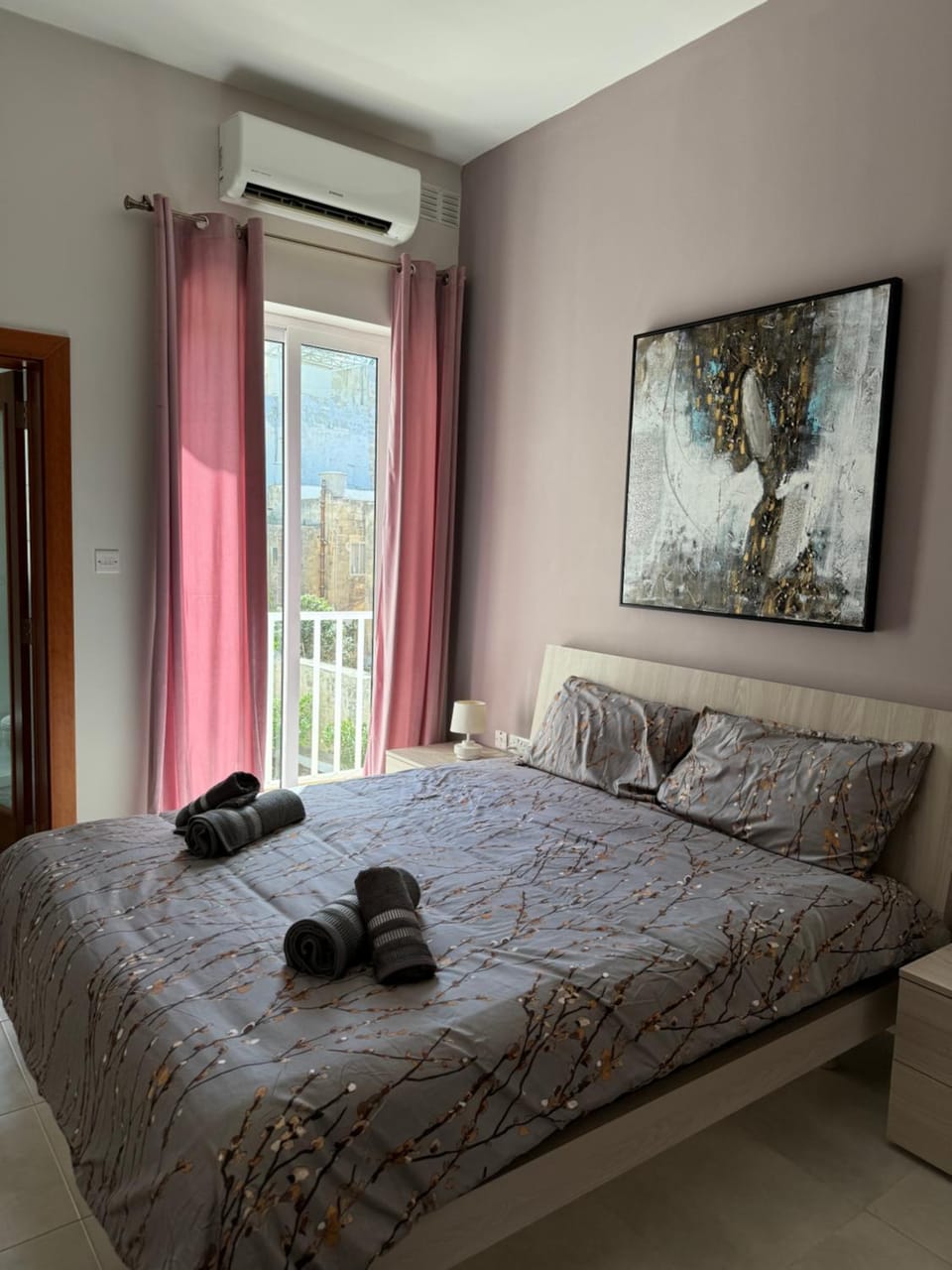 Bed, Photo of the whole room, Bedroom, towels