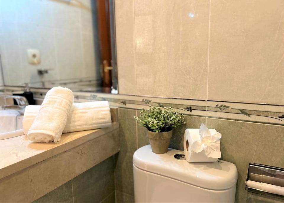 Bathroom, Bath, bidet, towels