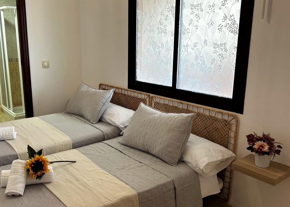 Bed, Photo of the whole room, Bedroom, internet