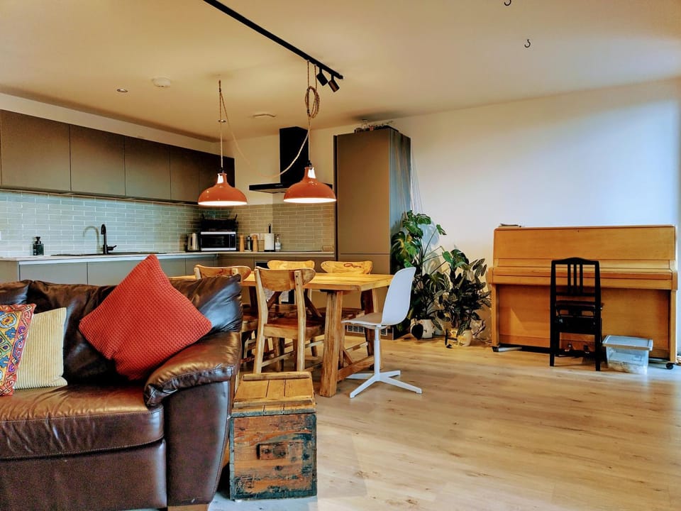 Kitchen or kitchenette, Living room, Seating area, Dining area