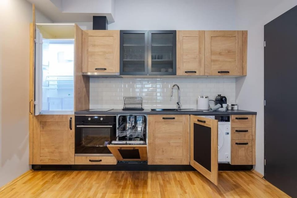 Coffee/tea facilities, Kitchen or kitchenette, dishwasher, oven, stove