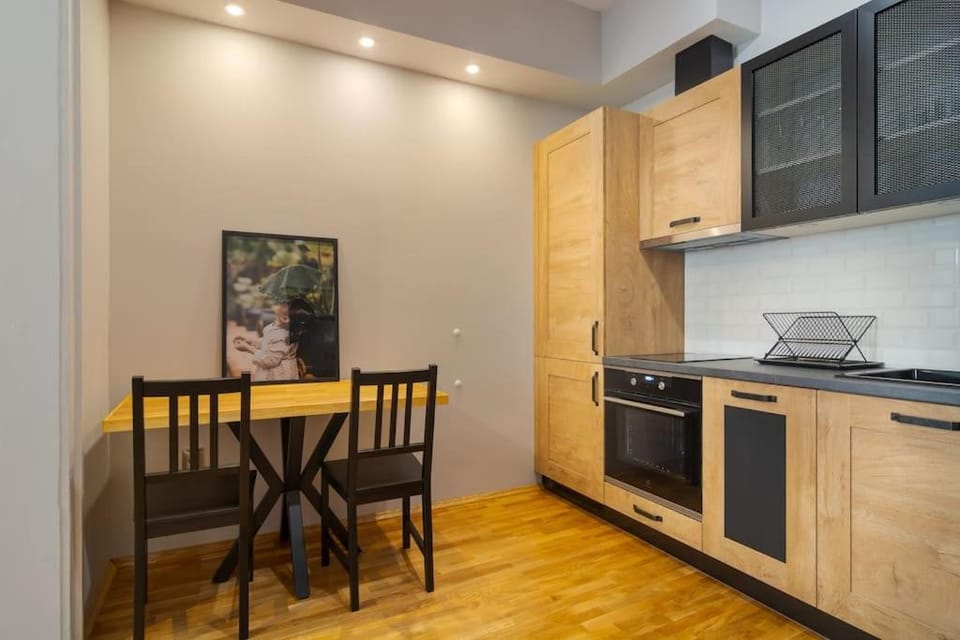 Kitchen or kitchenette, Dining area, oven, stove